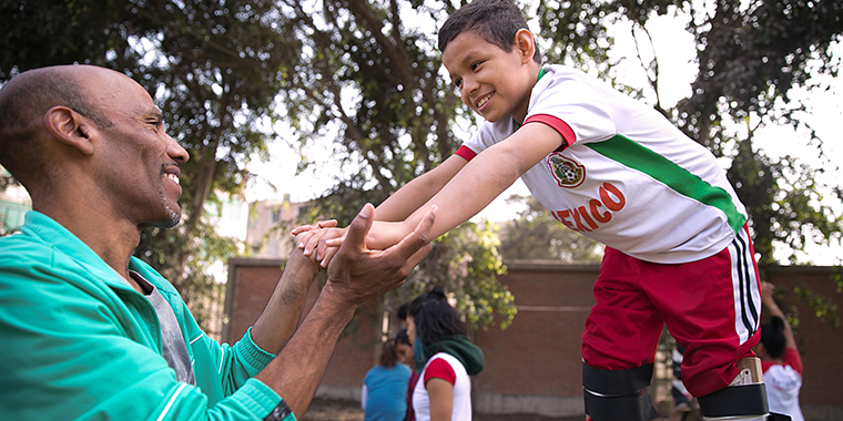 SOS family advisor Rodolfo at Social Circus Workshop